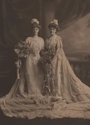 Mrs. Arthur Lee und Miss Faith Moore, amerikanische Schwestern, in Kleidern für die Vorstellung am Hof Eduards VII., ca. 1905